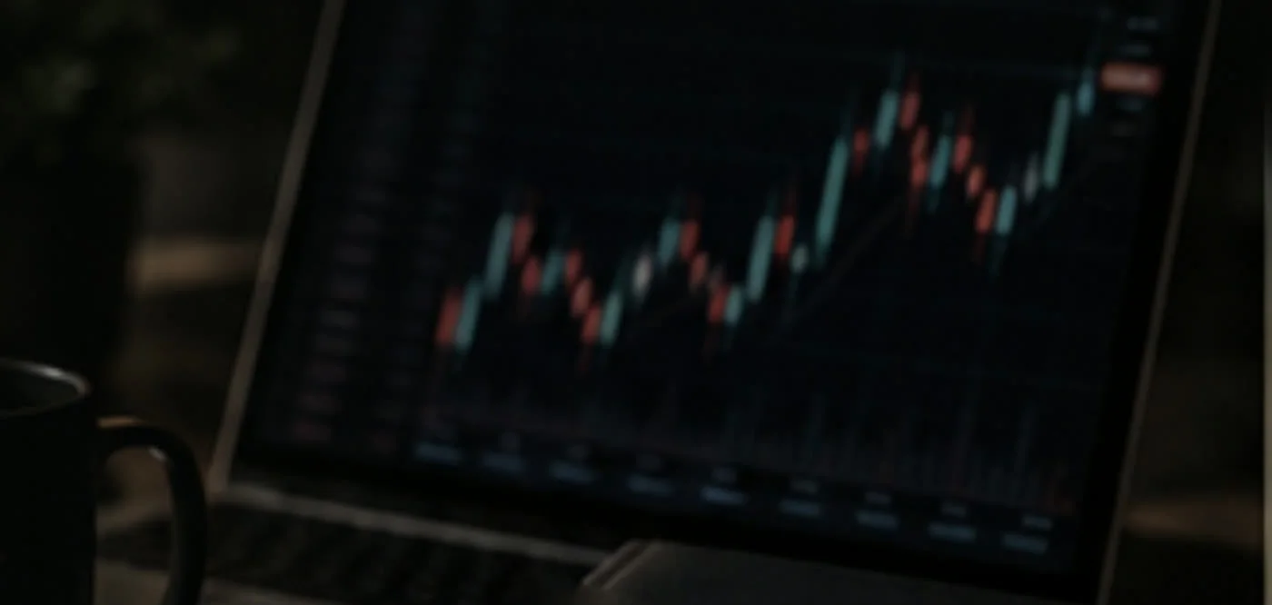 Meja kerja trader dengan jurnal dan grafik pasar